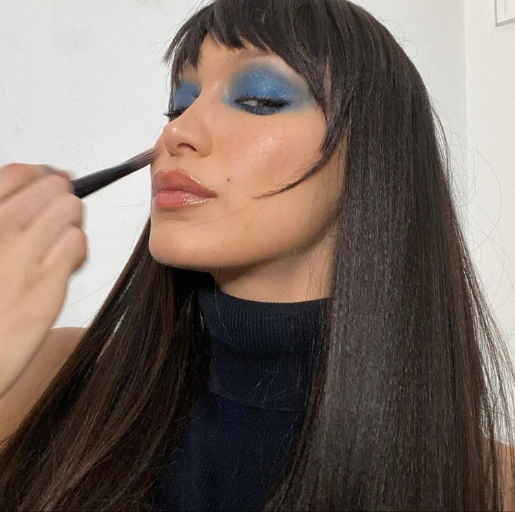 blue eyeshadow looks so good