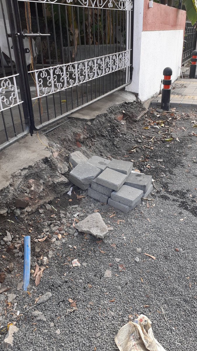 amrita01s's tweet photo. When will we be able to enter our own home without a barrier? 
#kabbujhegakhadda
#roadwork #SmartCities https://t.co/nJn94yFSkf