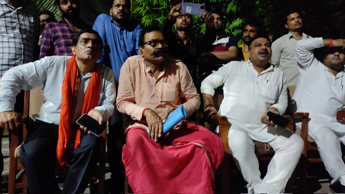 amitshekhar_'s tweet photo. #68500_Distt_ReAllotment
5 दिन से mdm office लखनऊ में लगातार दिन और रात चल रहे धरने में पीड़ित शिक्षकों की सुध लेने के लिए पहुंचे अखिल भारतीय ब्राह्मण महासभा के राष्ट्रीय अध्यक्ष श्री राजेंद्र नाथ त्रिपाठी जी का आभार, माननीय न्याय करें।
@brajeshpathakup 
@myogiadityanath
@aajtak https://t.co/WKV3HxFQfL