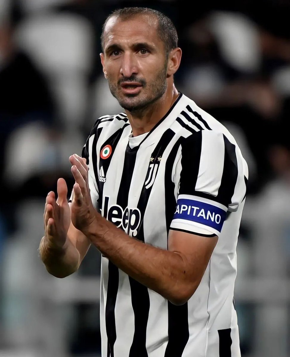 BianconeriZonEs's tweet photo. Así llegó, así se va…
Una leyenda. Único. 
#Capitano @chiellini https://t.co/1yzVpUYll4