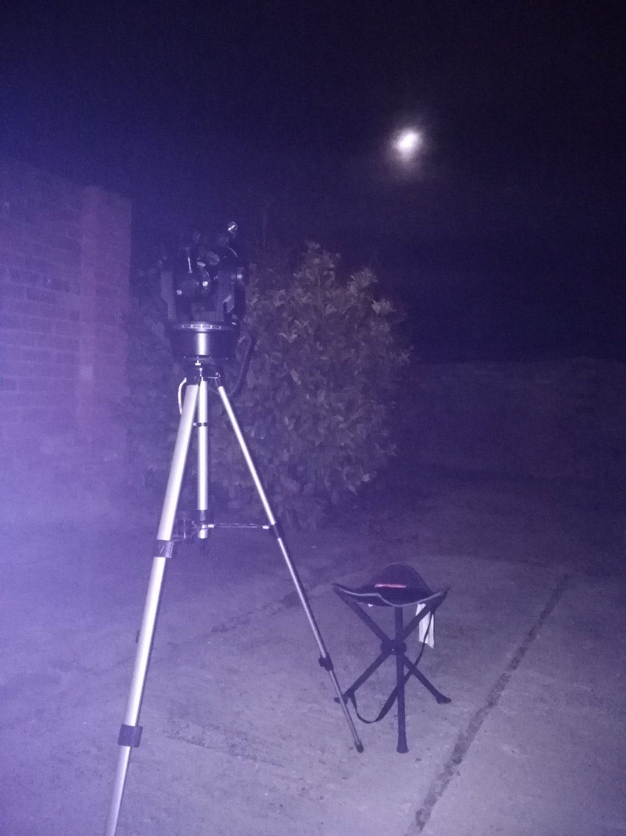 Astrofísica y Física (@astroyfisica) on Twitter photo De momento nublado, pero esperamos ver algo entre nubes. En #Valdunquillo con <a href="/fjsevilla/">Fran Sevilla</a> #EclipseLunar De momento nublado, pero esperamos ver algo entre nubes. En #Valdunquillo con <a href="/fjsevilla/">Fran Sevilla</a> #EclipseLunar