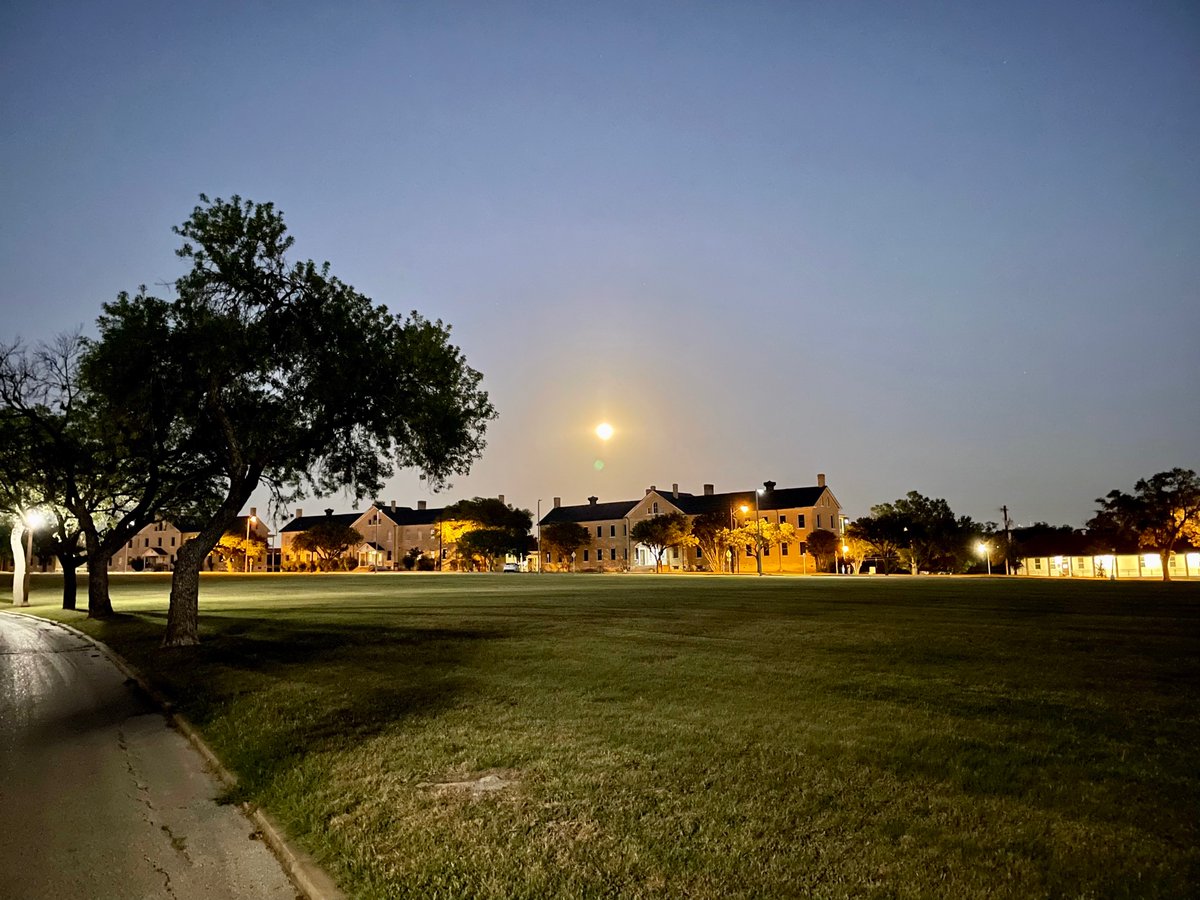 Cuellar414's tweet photo. Moon rising over historic #JBSAFortSamHouston with early 1900s Artillery barracks in the background #moon #fullmoon #tree #dusk #photography #LunarEclipse https://t.co/z4HJqF7gQT