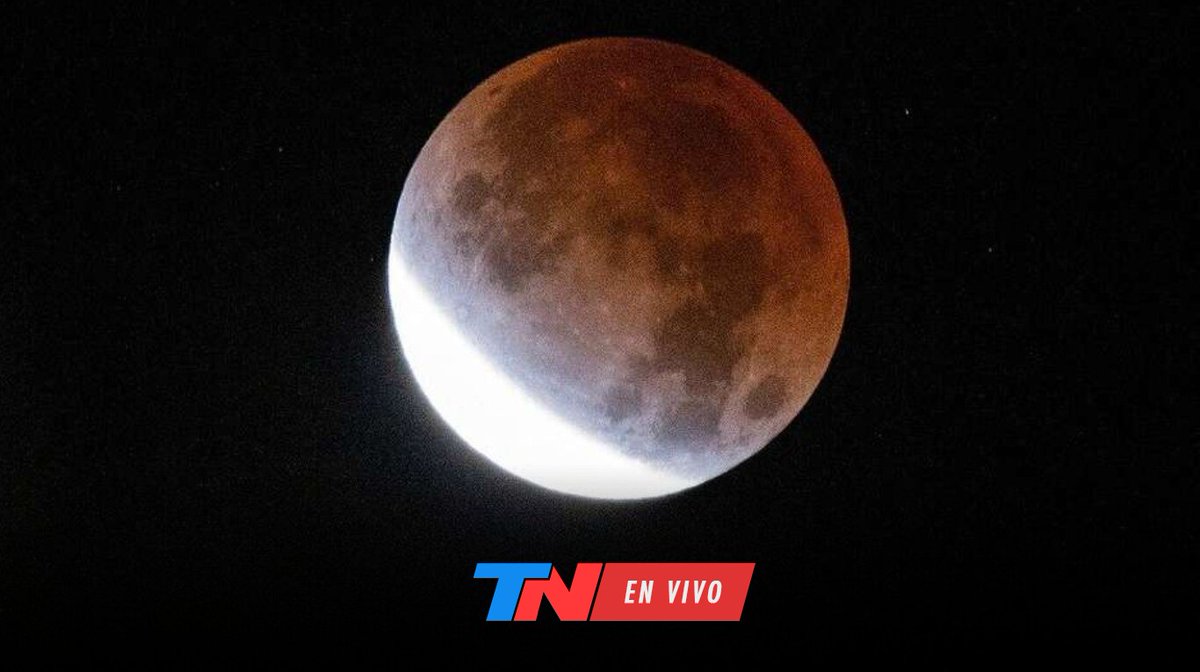 todonoticias's tweet photo. 🔴 EN VIVO: LA RUTA DEL ECLIPSE | ¡Comenzó el eclipse total de luna! 🌔

Seguí la transmisión exclusiva de @todonoticias en vivo desde el Salar de Uyuni, Bolivia y participá con el hashtag #EclipseEnTN ➡️ https://t.co/GnPNKamJC2 https://t.co/bGqEfI0Kp7