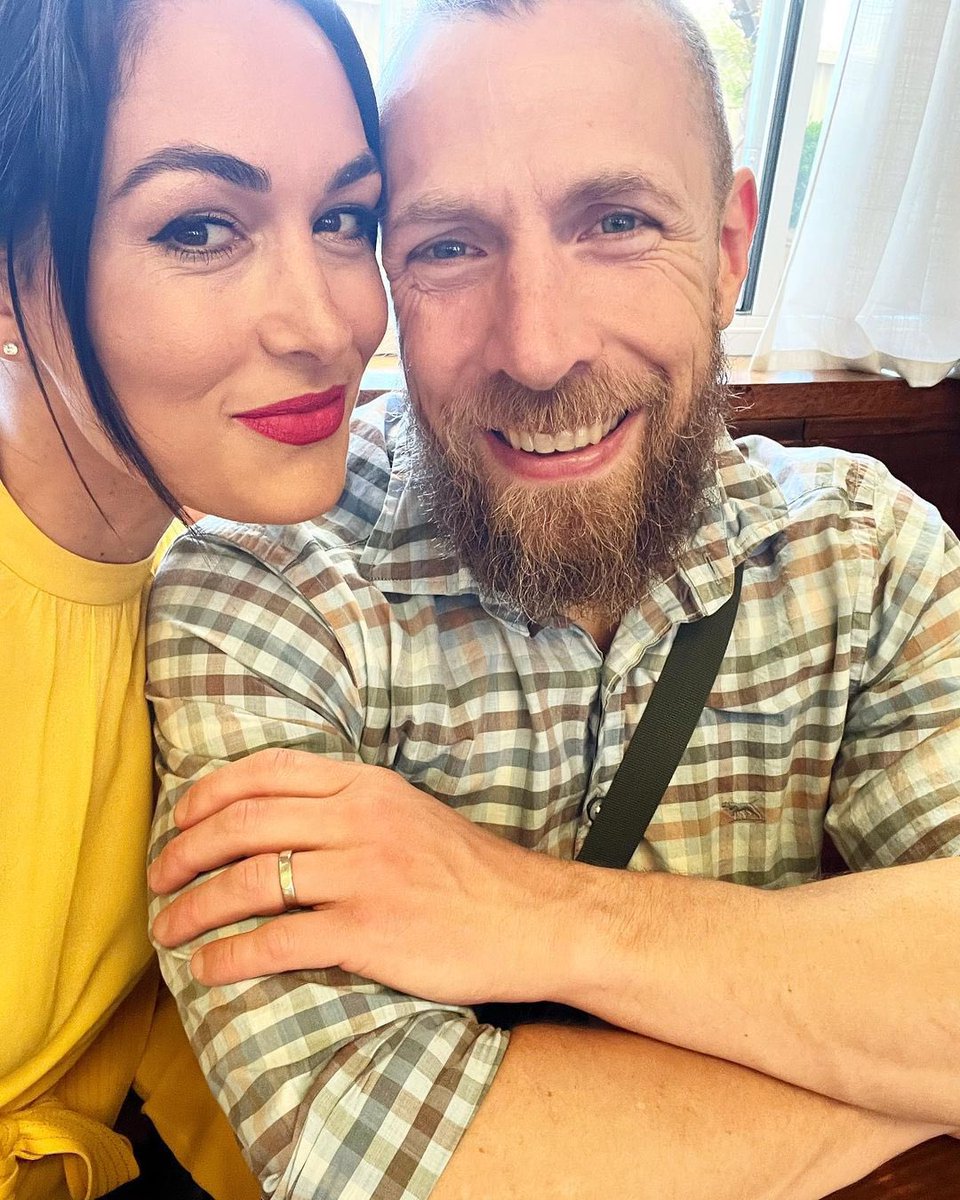 WomensQueens's tweet photo. #Braniel 💛💛💛💛🥰🥰🥰🥰 @BellaTwins @bryandanielson https://t.co/904aYLVwM0