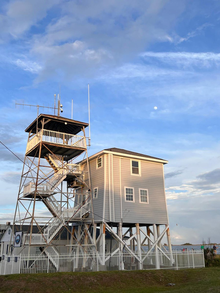 EriSchliemann's tweet photo. Spent the weekend in a magical place. Guess what movie I learnt was filmed here? Look at the pictures, watch the trailer and you’ll see.
#nicholasspark #southport #safehaven #magicalhour and yes, the water suits me… https://t.co/uoe9pvEpXZ