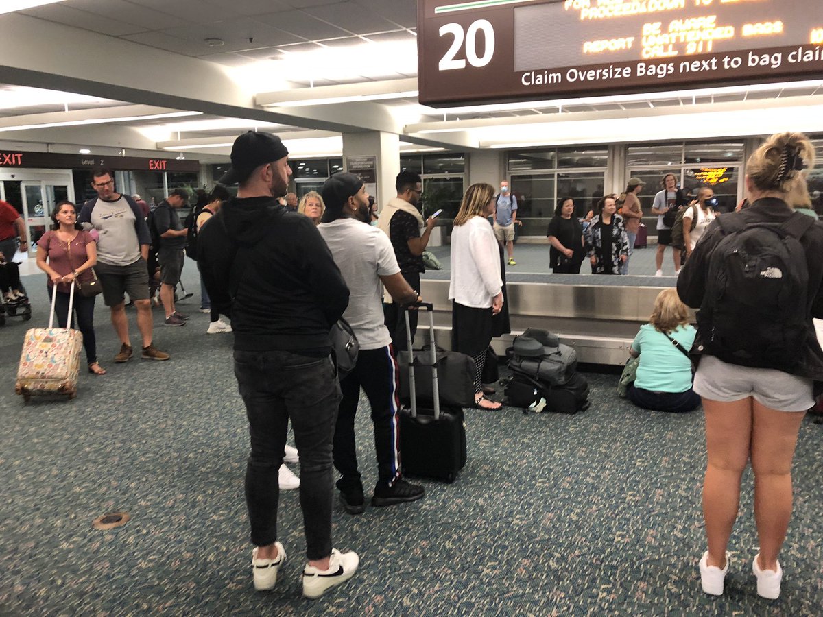 rdhunter0712's tweet photo. @SpiritAirlines such a crazy day with your airline. We not only had a 3hour delay from NY, but now over 35 mins.and counting to get our luggage. What is the problem? https://t.co/YnnzlzQe0H