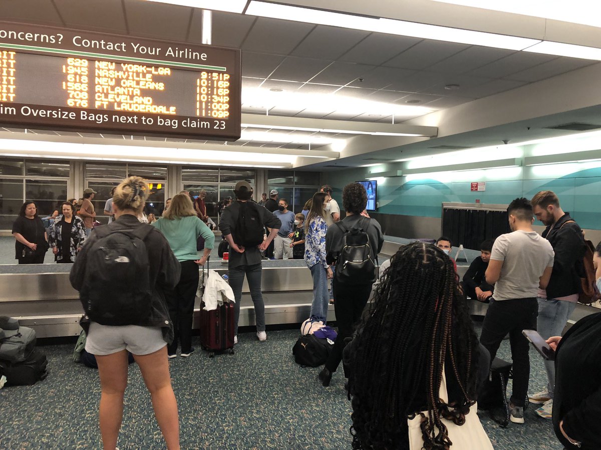 rdhunter0712's tweet photo. @SpiritAirlines such a crazy day with your airline. We not only had a 3hour delay from NY, but now over 35 mins.and counting to get our luggage. What is the problem? https://t.co/YnnzlzQe0H