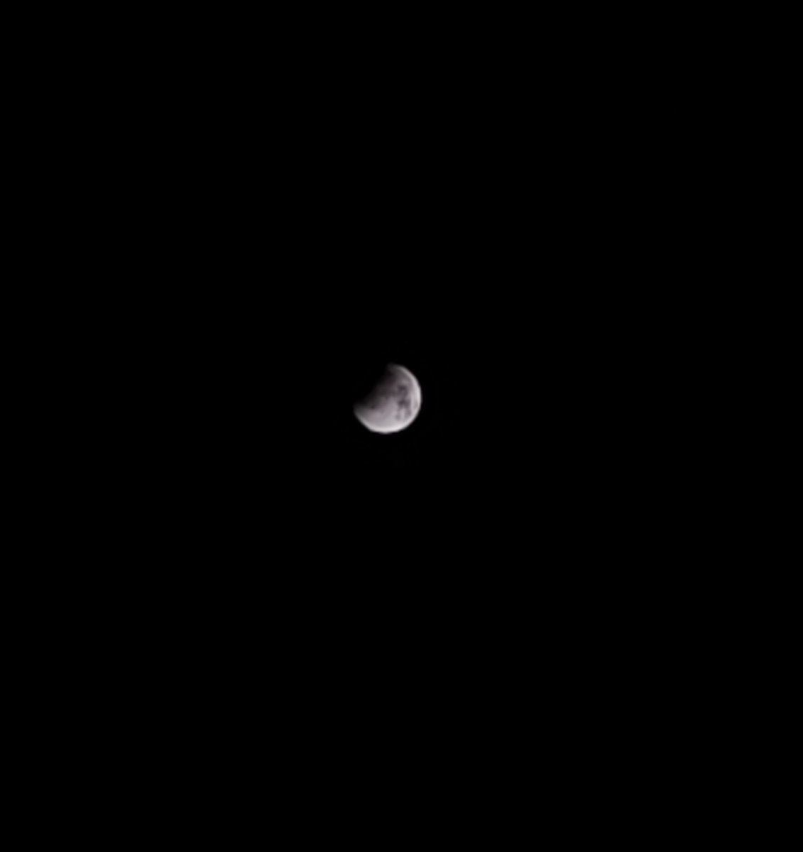 JoseAdigilson's tweet photo. Não tenho câmera com super lentes, mais acho que vai dar para  fotografar o momento. Está começando o eclipse. 😁😁
#EclipseLunar #Lua #luadesangue https://t.co/Nr6QFVGtvh