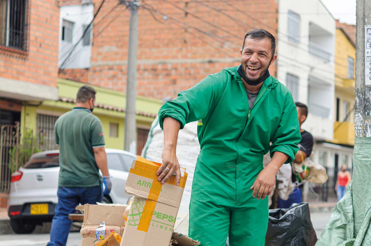 UniversoCentro's tweet photo. #UC128 | Cada martes y cada jueves sale arrastrando su carrito de reciclaje, para recoger el material que unas cinco mil personas le han apartado. Es un trueque amistoso y permanente. @cooperecimed
El reciclador reciclado
Mauricio Rueda @MauricioLRueda
https://t.co/fp7u2fO85O https://t.co/wS7DQzgy1e