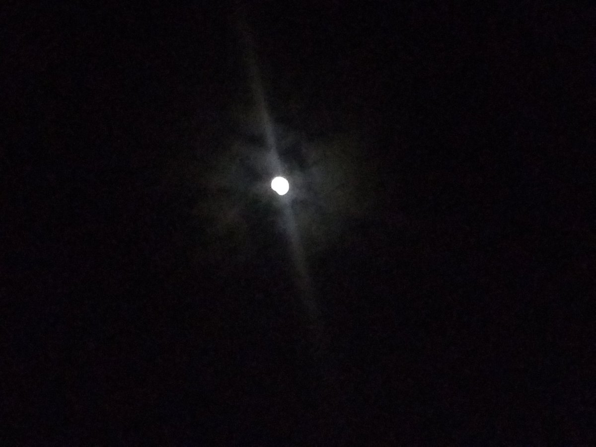 MichelleRanall2's tweet photo. Primer mordisco a la vista #EclipseLunar seguimos comiendo cotufas. https://t.co/fvdvoh9r0T