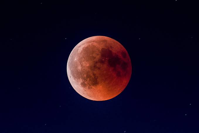 ninaadrii's tweet photo. eu: olhem a lua de sangue vou tirar uma foto 

expectativa.                   realidade https://t.co/xDDnyZ3gTk