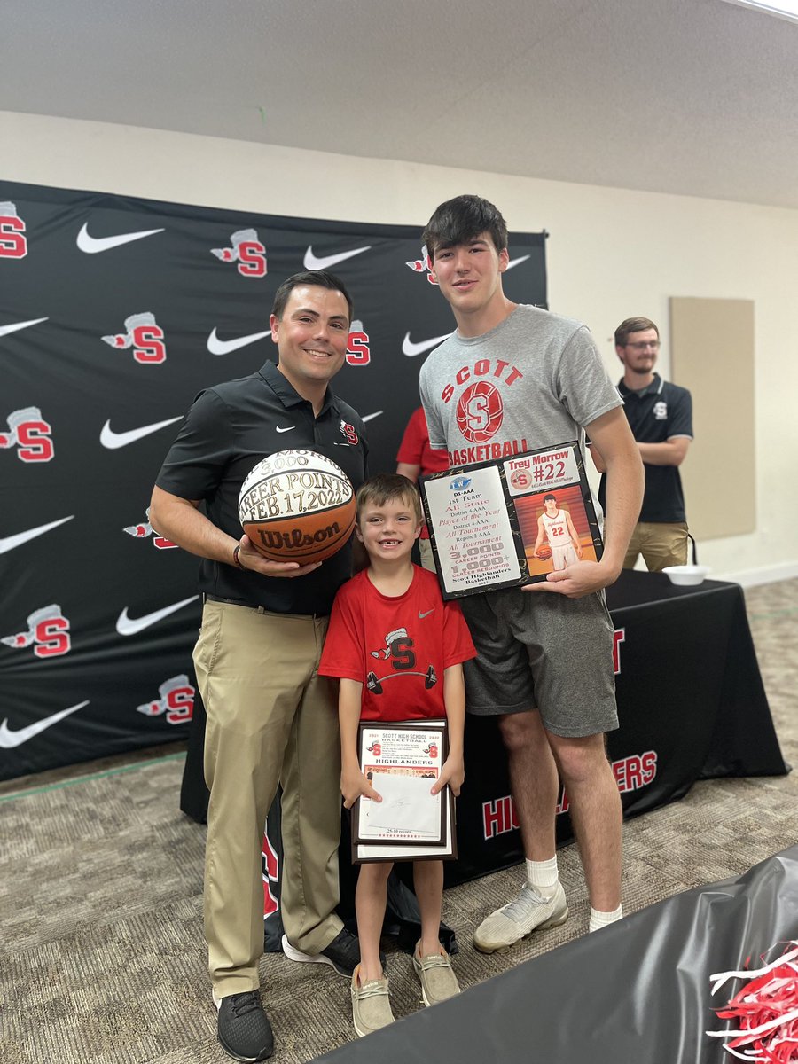 coachjeffersj's tweet photo. We got to celebrate 1 of the most successful Highlander π teams n school history today. Was a bittersweet day for ole coach. But I have been blessed & consider myself fortunate to have coached these guys. Iβm better because of them. I love u Red & thank u!! #All4Scott #H4L https://t.co/EPJe635Vy1