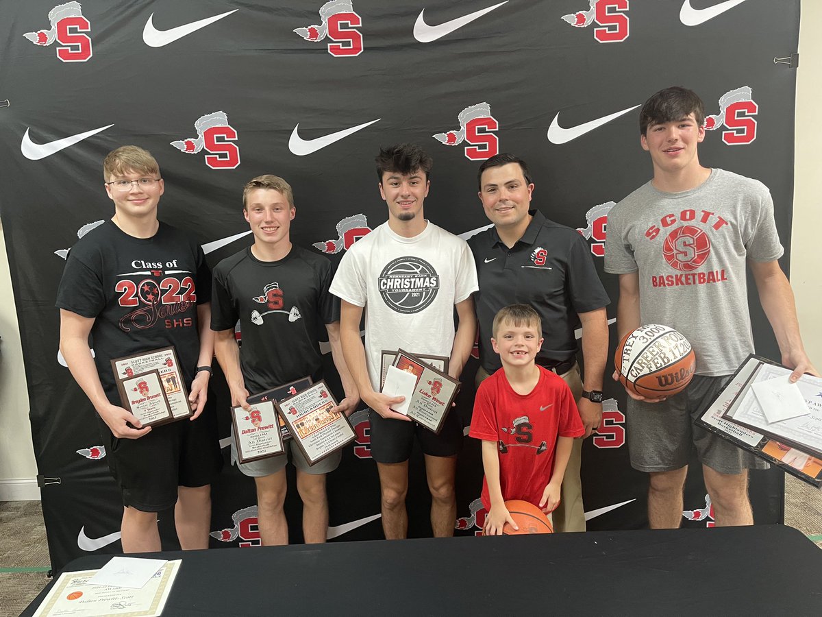 coachjeffersj's tweet photo. We got to celebrate 1 of the most successful Highlander π teams n school history today. Was a bittersweet day for ole coach. But I have been blessed & consider myself fortunate to have coached these guys. Iβm better because of them. I love u Red & thank u!! #All4Scott #H4L https://t.co/EPJe635Vy1