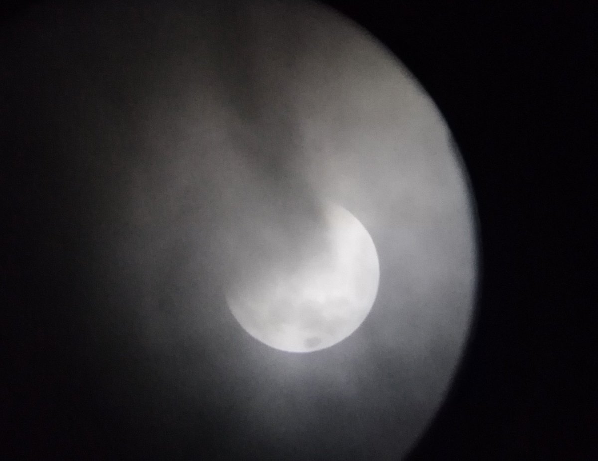 Con el móvil directamente al ocular. #EclipseLunar entre nubes.