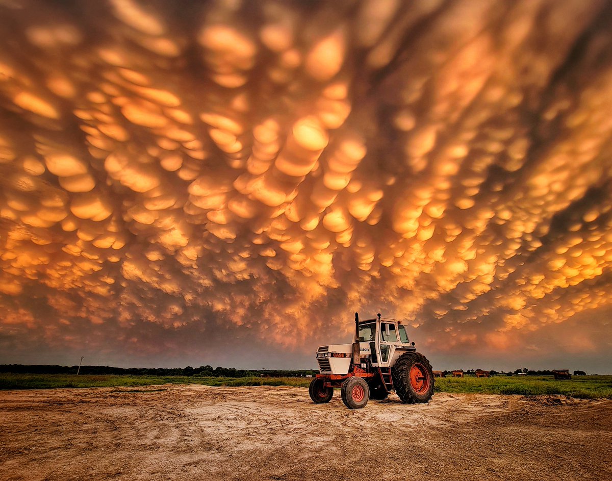 shannbil's tweet photo. Mammatus display near Hometown, OK!
Mammatus REALLY didn't get this orange but the camera somehow pulled the colour out! I'll take it! π
Great chase day chasing hail! Thanks #TeamBlueMoose, great teamwork today! https://t.co/3XjSmFh8Fn
