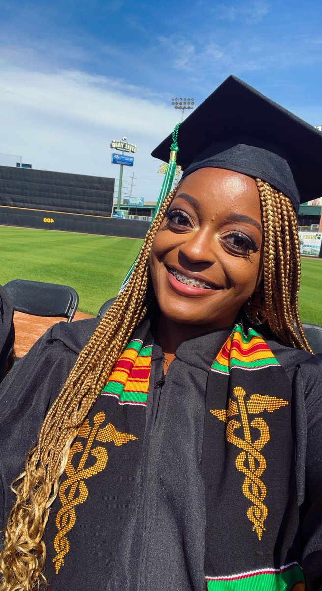 Signed_Rozayy's tweet photo. beauty and brains 😍🎓..and let’s not forget pretty and paid 💗🩺 #ieaRNedit #graduation2022 https://t.co/dyc4wop3Tr