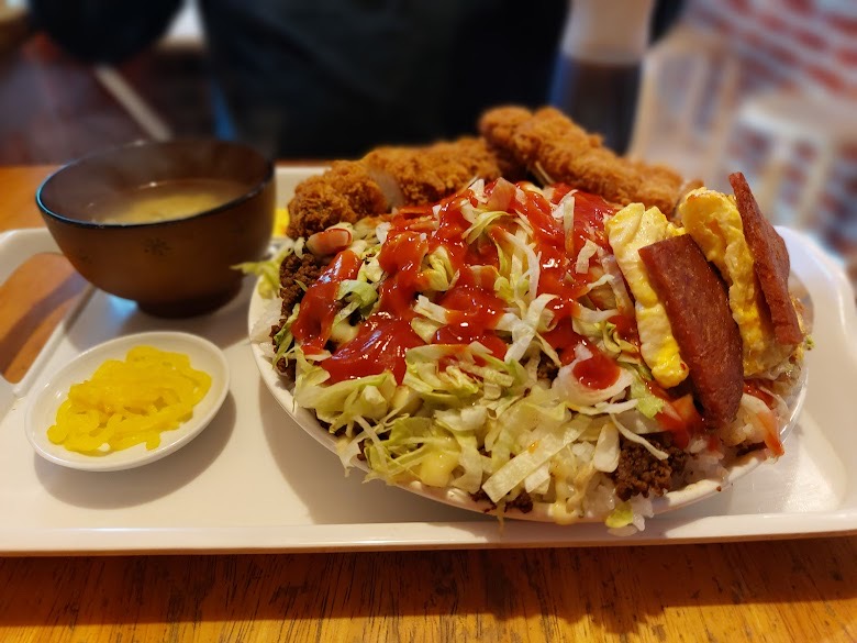 d241681's tweet photo. ちゃつぼ【豊見城市】

週に1度しか営業していない幻の食堂。
1番高いメニューでも600円という価格設定で激安、激盛りのお店。

人気のメニューがチーズハンバーグ丼
敷き詰められたご飯の上に大きなハンバーグが2つ入っていて全体を包み隠すチーズ。
これが激うまでなんと価格が400円！！！ https://t.co/Cxa39Yn2F7