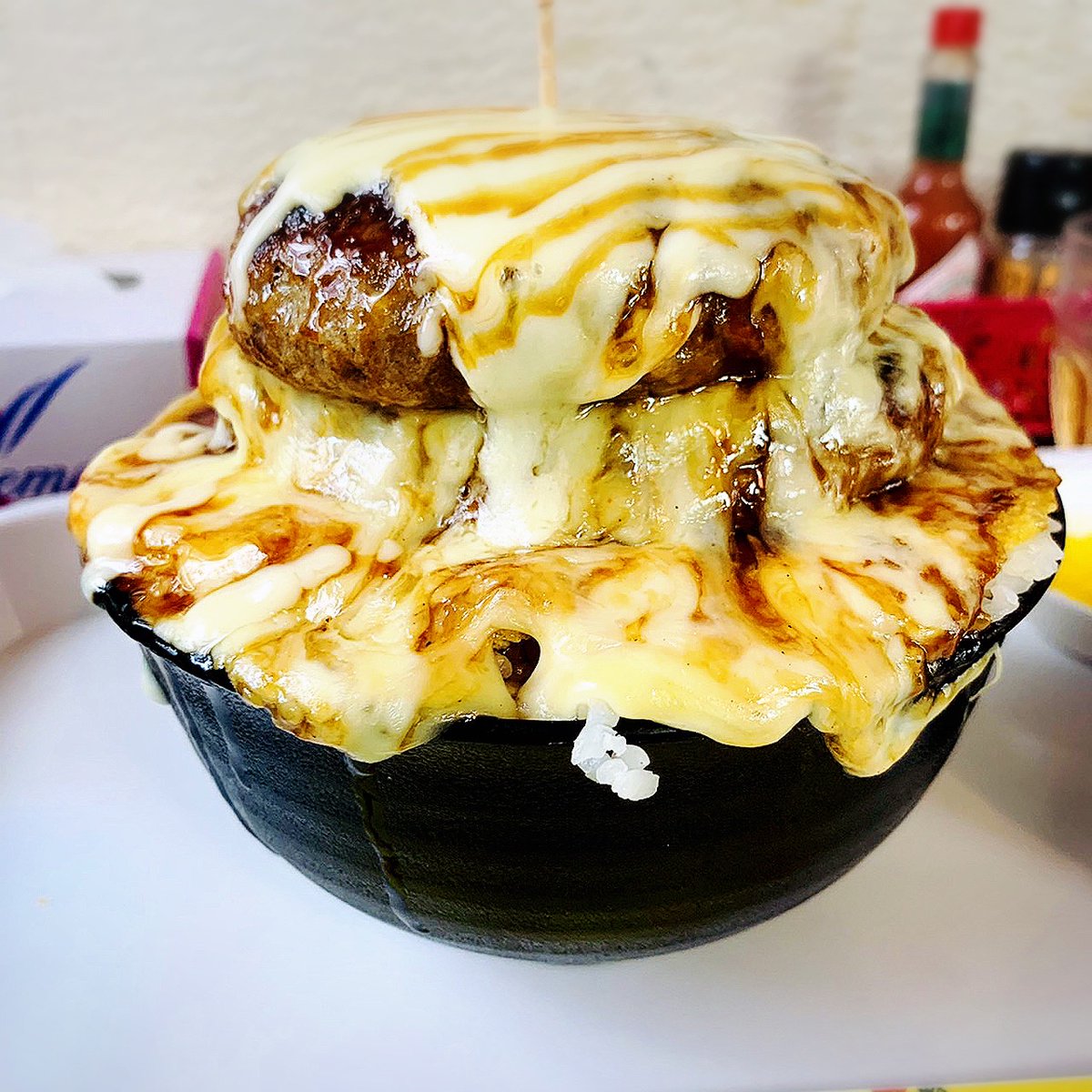 d241681's tweet photo. ちゃつぼ【豊見城市】

週に1度しか営業していない幻の食堂。
1番高いメニューでも600円という価格設定で激安、激盛りのお店。

人気のメニューがチーズハンバーグ丼
敷き詰められたご飯の上に大きなハンバーグが2つ入っていて全体を包み隠すチーズ。
これが激うまでなんと価格が400円！！！ https://t.co/Cxa39Yn2F7