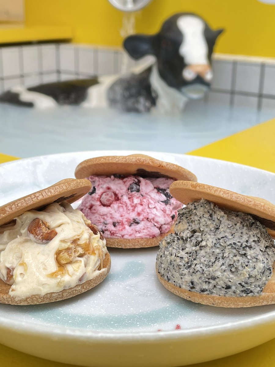 ButterGerogero's tweet photo. 『自家製バターで作るバターサンド』🧈420yenバタースタンドの定番食べ歩きメニューバターサンド❤︎
レーズン・キャラメル・ピスタチオ・ベリーベリー・黒ゴマきなこの5種類です！
※明日5/17は店休日です

#GEROGEROBUTTERSTAND
#バタースタンド
#バターサンド
#下呂温泉 https://t.co/mDNt73YHe3