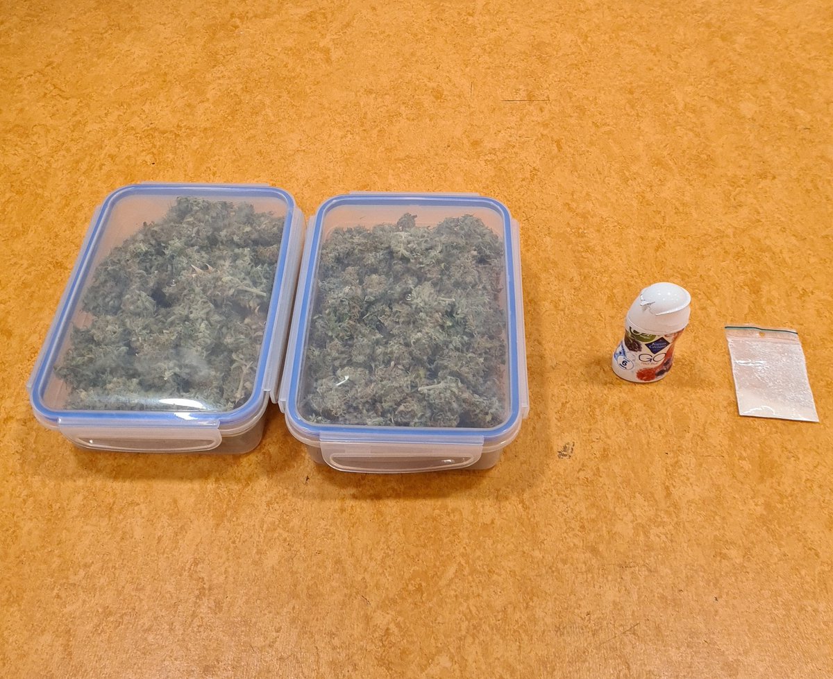 POL_KaagenBrssm's tweet photo. #Nieuwveen - Vannacht hielden wij op de #N231 een 37-jarige bestuurder uit Nieuwkoop aan. Hij reed onder invloed van drugs en had ook de nodige drugs bij zich. Ingesloten in Gouda zodat de recherche verder kan met de zaak. https://t.co/FDrjCUv5Jo