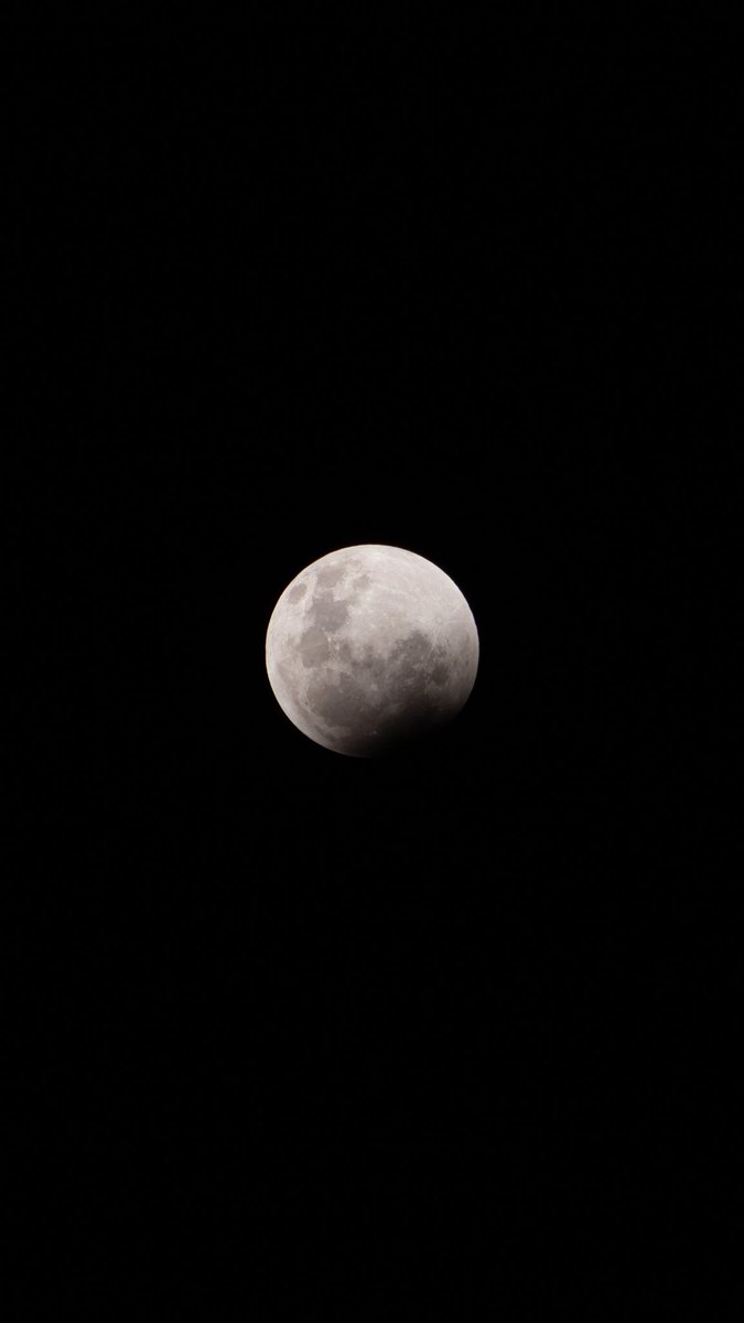 fandonsseries's tweet photo. A foto da lua que eu queria // a foto que eu consigo 
#EclipseLunar https://t.co/aFN6559Znr