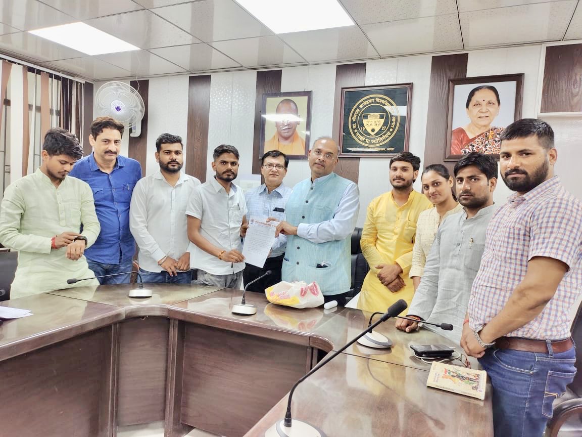 shubhamkashyapG's tweet photo. डॉ. भीमराव अंबेडकर विश्वविद्यालय की परीक्षा के पेपर लीक मामले में संलिप्त दोषियों के विरुद्ध उचित कार्यवाही करने हेतु आगरा में विद्यार्थी परिषद के कार्यकर्ताओं द्वारा विश्वविद्यालय के प्रभारी कुलपति को ज्ञापन दिया गया।
#ABVPWithStudents
#ABVPBraj https://t.co/isEMNWjyDP