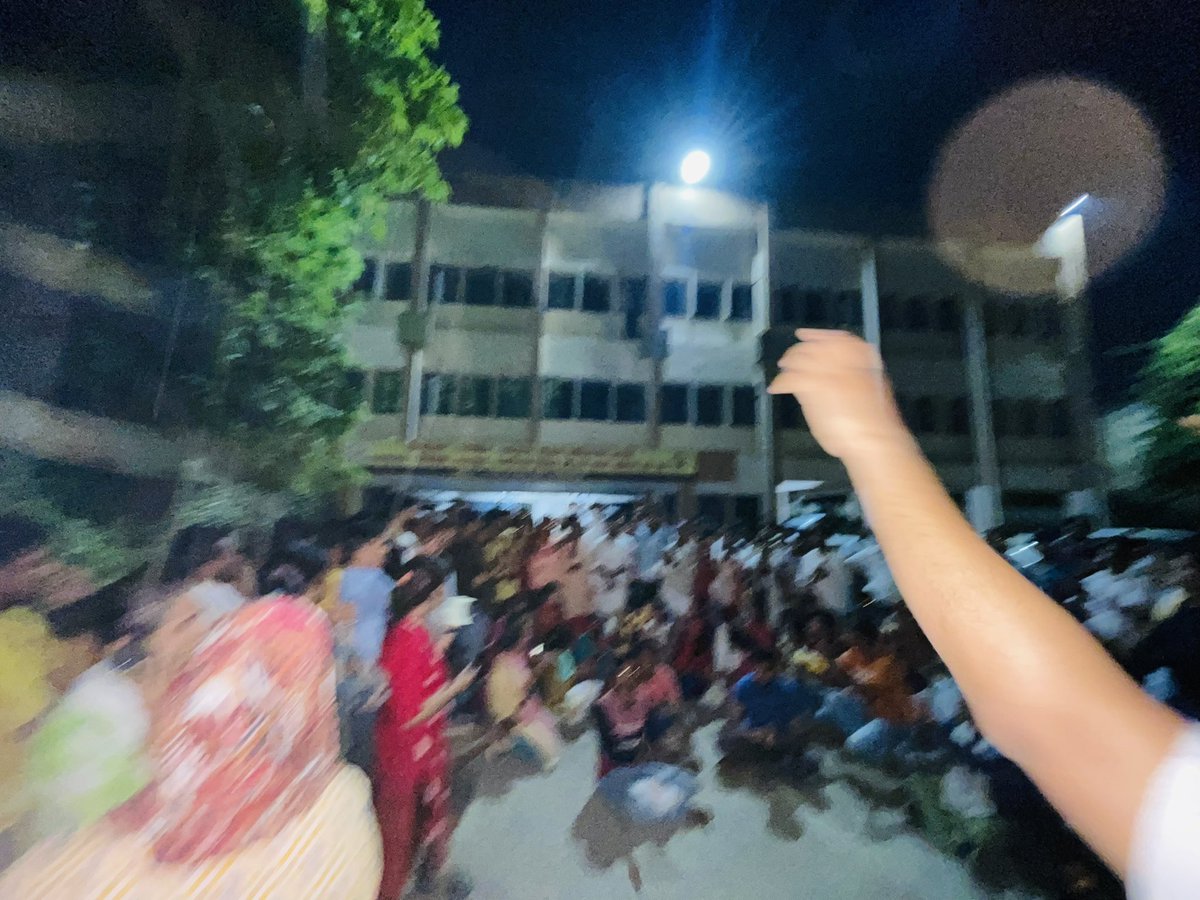 rameshkumar1207's tweet photo. #68500_Distt_ReAllotment
5 दिन से mdm office लखनऊ में लगातार दिन और रात चल रहे धरने में पीड़ित शिक्षकों की सुध लेने के लिए पहुंचे अखिल भारतीय ब्राह्मण महासभा के राष्ट्रीय अध्यक्ष श्री राजेंद्र नाथ त्रिपाठी जी का आभार, माननीय न्याय करें।
@brajeshpathakup 
@myogiadityanath
@aajtak https://t.co/Udb2QqbR4S