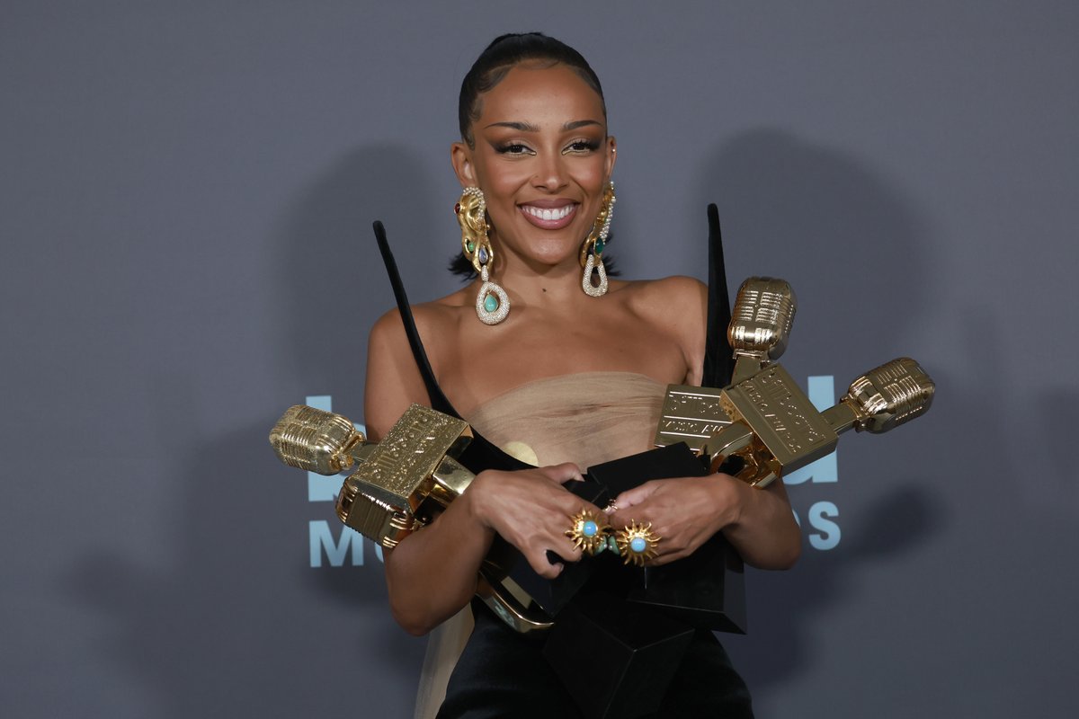 BuzzFeed's tweet photo. Doja Cat with all her current awards of the night! 

🏆 Top R&amp;B Artist
🏆 Top R&amp;B Female Artist
🏆 Top R&amp;B Album for "Planet Her"

#BBMAs #BillboardMusicAwards @DojaCat https://t.co/eQCepWTHNJ
