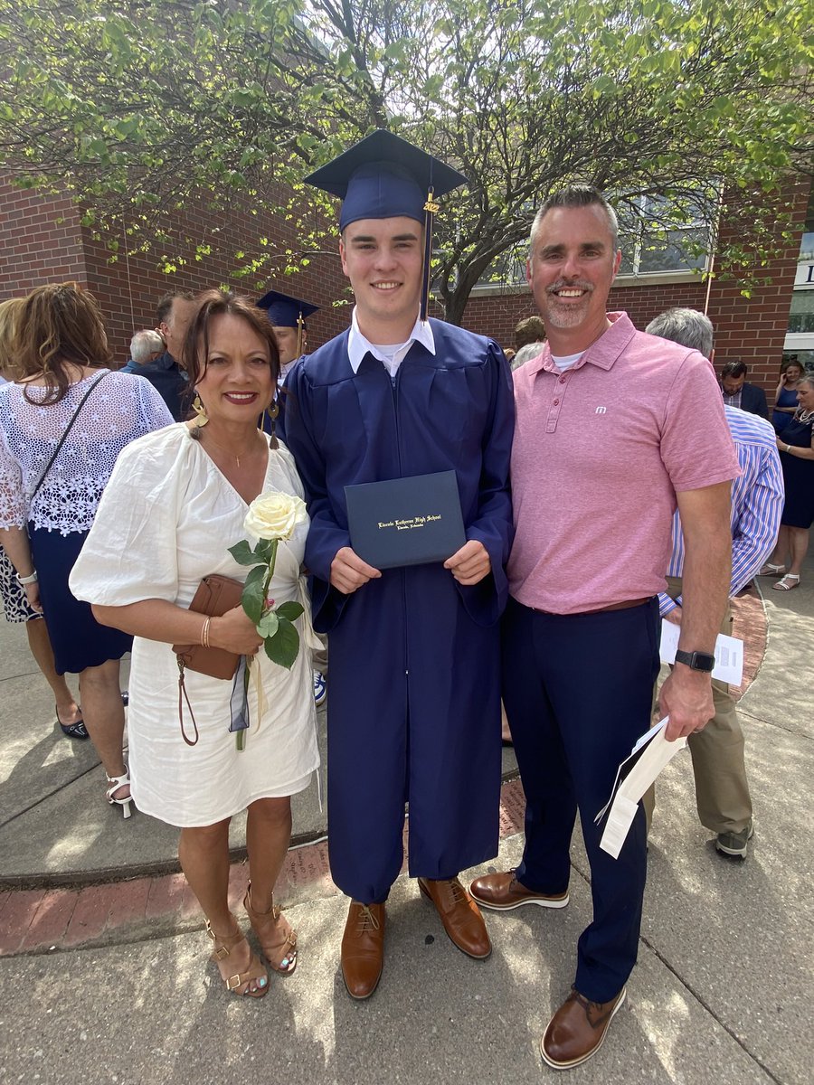 CounselorLaroo's tweet photo. He did it! Love this kid and so proud of him! 🎊🎓 https://t.co/yNqEpw6ZF2