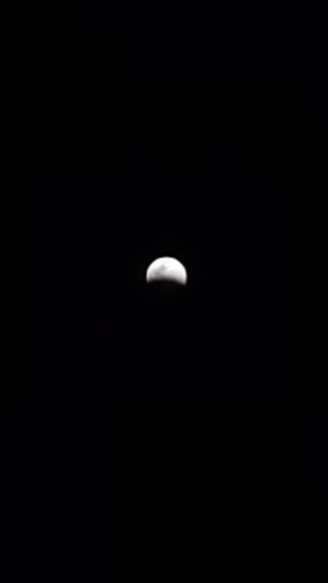 AngelaAlvarezB's tweet photo. Empezando a verlo en familia #EclipseLunar2022 #Eclipsetotaldeluna https://t.co/teig78RHxE