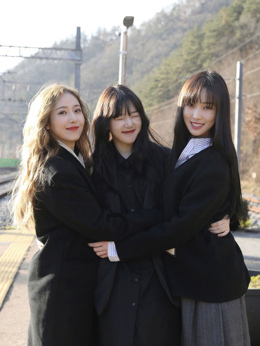 yerinhour's tweet photo. with @sinbhourly &amp; @yujuhourly
#YERIN #예린 #정예린 #GFRIEND #여자친구 @YERIN_OFFICIAL_ https://t.co/huowiHuG6l