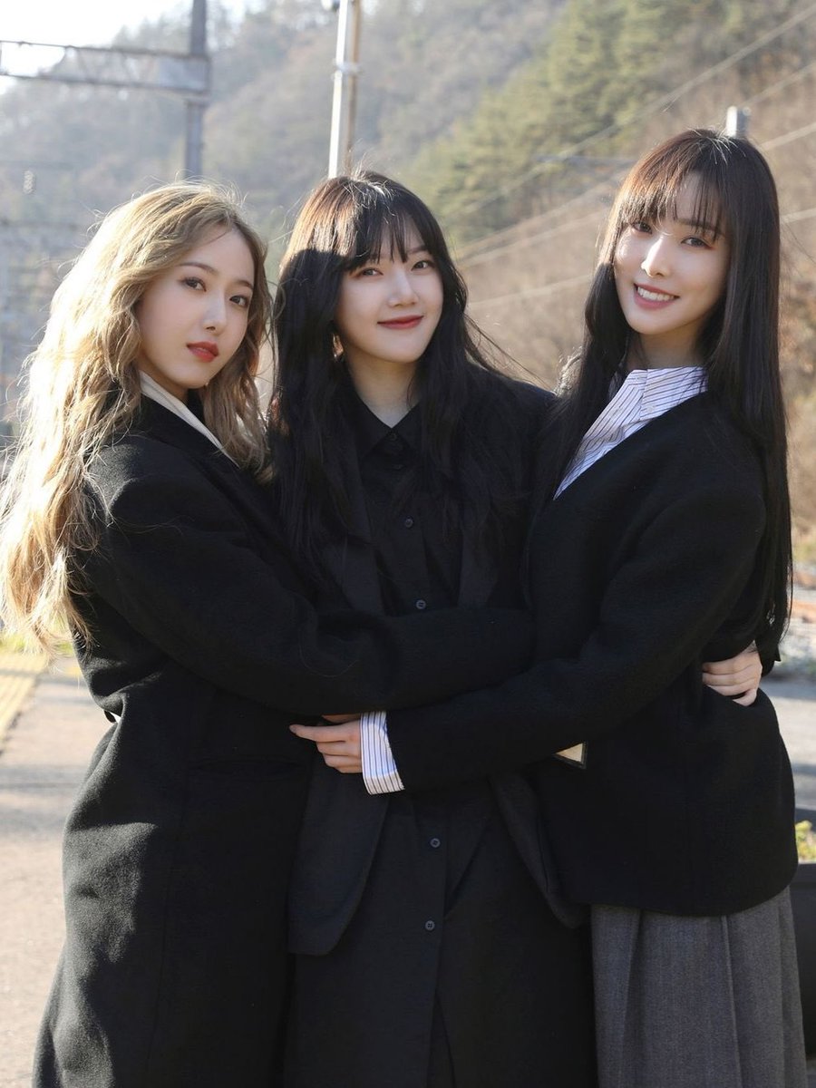 yerinhour's tweet photo. with @sinbhourly &amp; @yujuhourly
#YERIN #예린 #정예린 #GFRIEND #여자친구 @YERIN_OFFICIAL_ https://t.co/huowiHuG6l