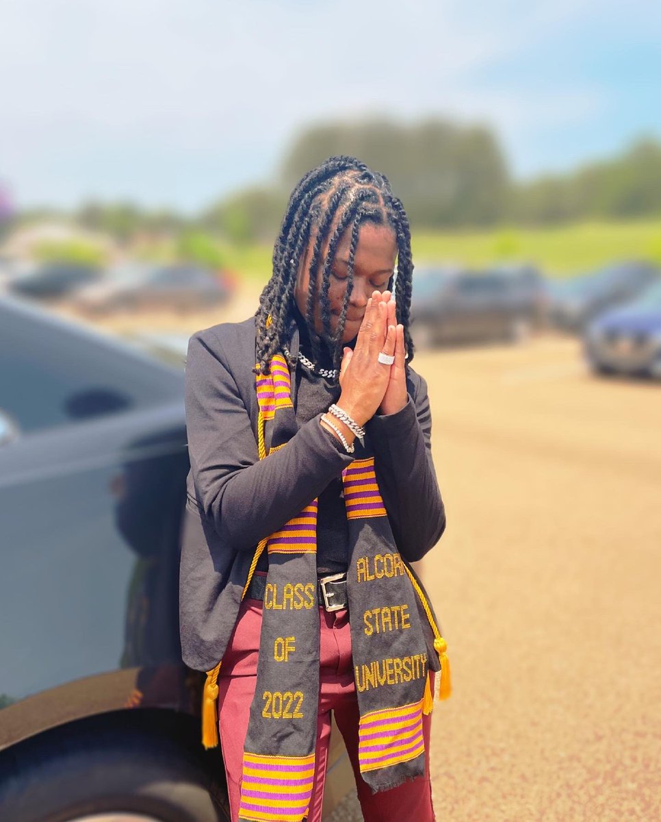 Iammusiq__'s tweet photo. Feeling better than I ever felt 😎 Doing better than I ever did 🥂🎓…
Thank you God for never leaving me !!
GRANDPA WE MADE IT 👑✅.  
Cum Laude Grad 
Dean’s Scholar x3
#IJustGraduated #AlcornAlum #Degreed #BraveSpirit #2022grad   #GrossSister #LLGRANDPA #LLUNCT #LLUNCW👼🏾🙏🏾 https://t.co/CoDA2AplYm