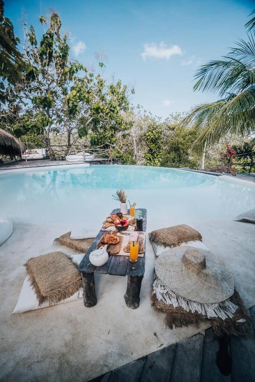 _LoverOfRoses_'s tweet photo. {15.05.22}
#MaxiParty
Decidí celebrar mi cumpleaños con mis amigos en uno de los lugares más bonitos del mundo.
Teníamos un lugar para la fiesta y luego podríamos ir a la piscina, aunque con todo lo que habrán tomado no se si ésta sea una buena opción https://t.co/rU16psibF2