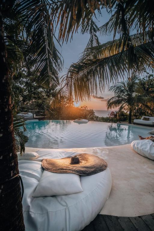 _LoverOfRoses_'s tweet photo. {15.05.22}
#MaxiParty
Decidí celebrar mi cumpleaños con mis amigos en uno de los lugares más bonitos del mundo.
Teníamos un lugar para la fiesta y luego podríamos ir a la piscina, aunque con todo lo que habrán tomado no se si ésta sea una buena opción https://t.co/rU16psibF2