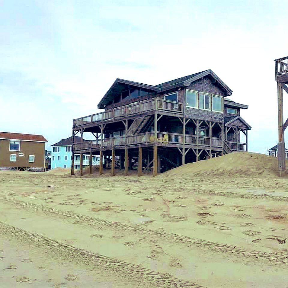BethWhann's tweet photo. We enjoyed 7 wonderful summer vacations at this house that was lost to the sea last week. RIP Waters Edge #OBX #outerbanks #rodanthe https://t.co/oNHUWN3YIG
