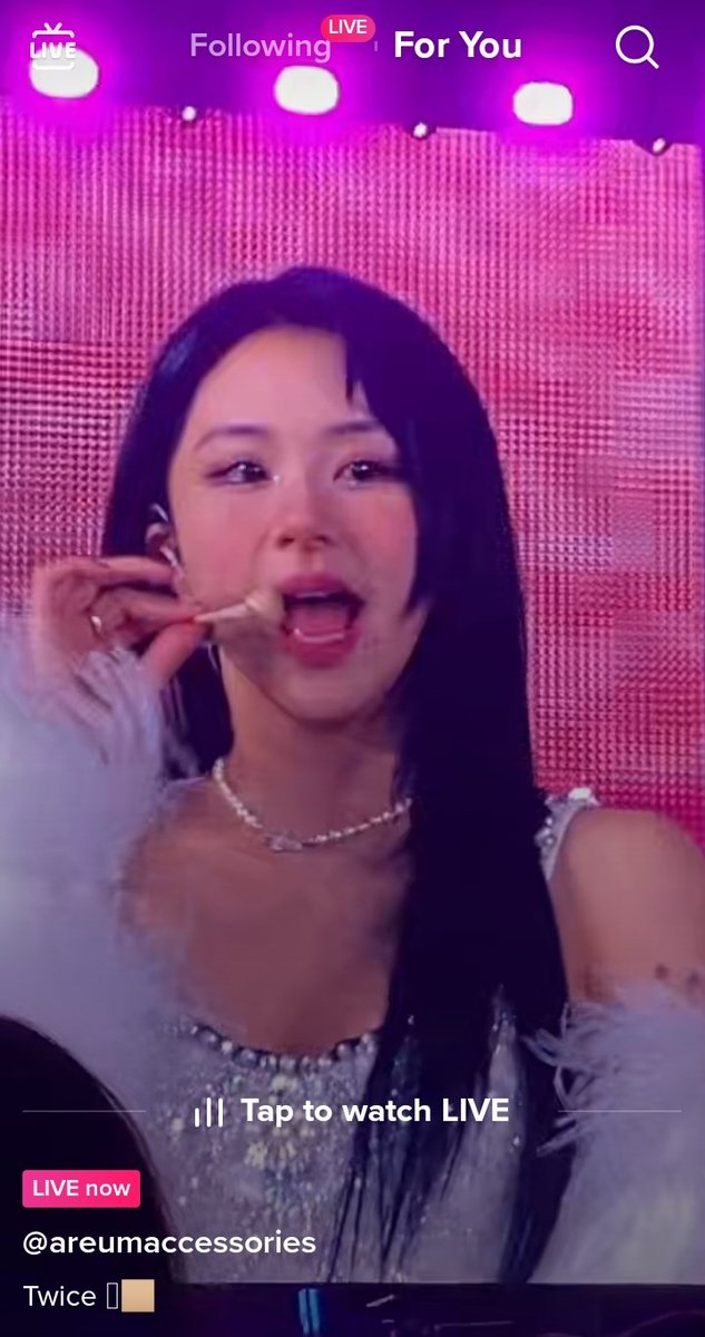 mingchwe's tweet photo. opened tt and i was greeted with this live.  They are barking for Chaeyoung-- the one doing the live. https://t.co/OZWwomWJCU