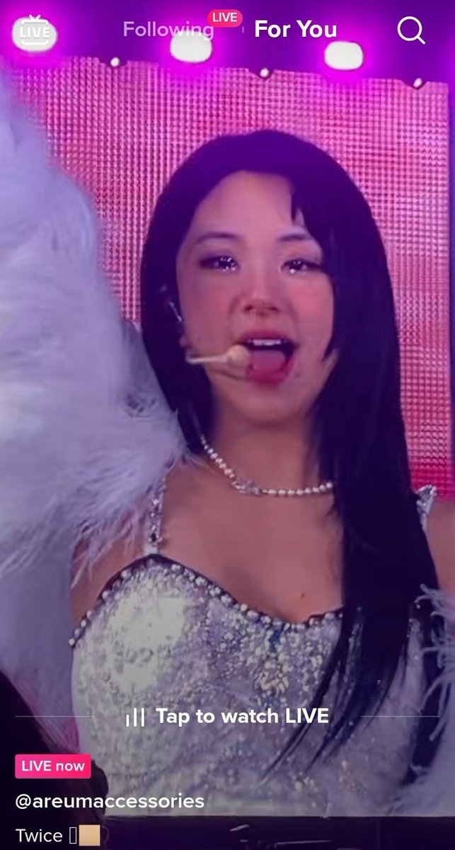 mingchwe's tweet photo. opened tt and i was greeted with this live.  They are barking for Chaeyoung-- the one doing the live. https://t.co/OZWwomWJCU