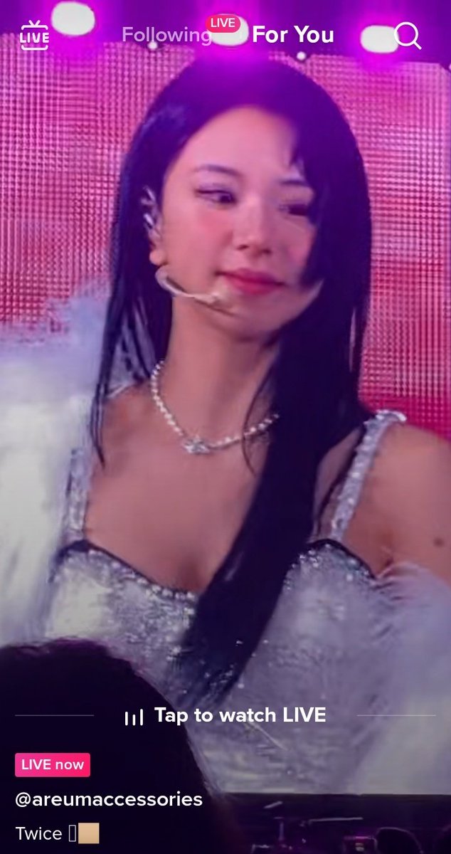 mingchwe's tweet photo. opened tt and i was greeted with this live.  They are barking for Chaeyoung-- the one doing the live. https://t.co/OZWwomWJCU