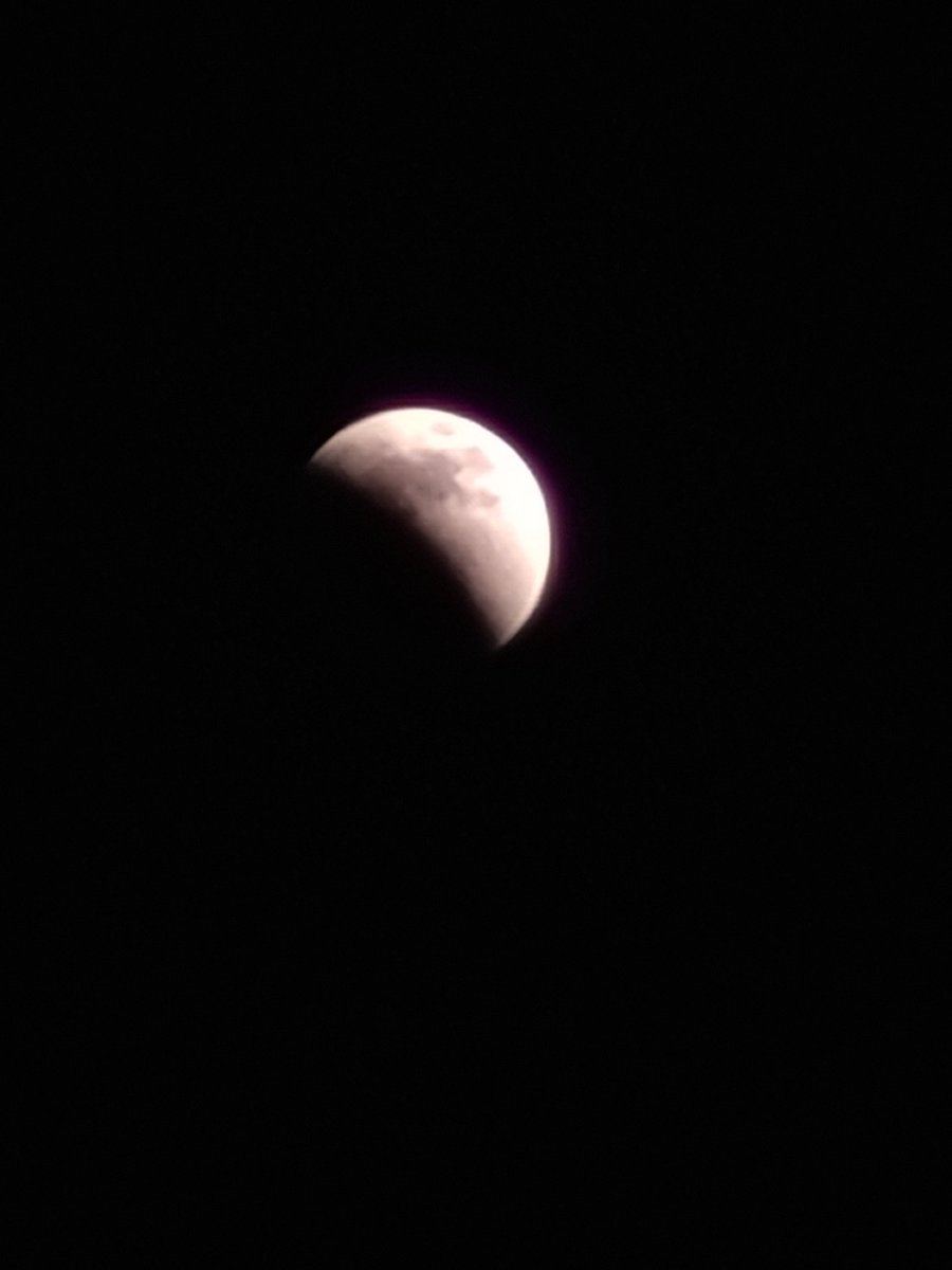 pidypincess's tweet photo. I see the moon, and the moon sees me. #lunareclipse2022 https://t.co/eIMNCcZxxr