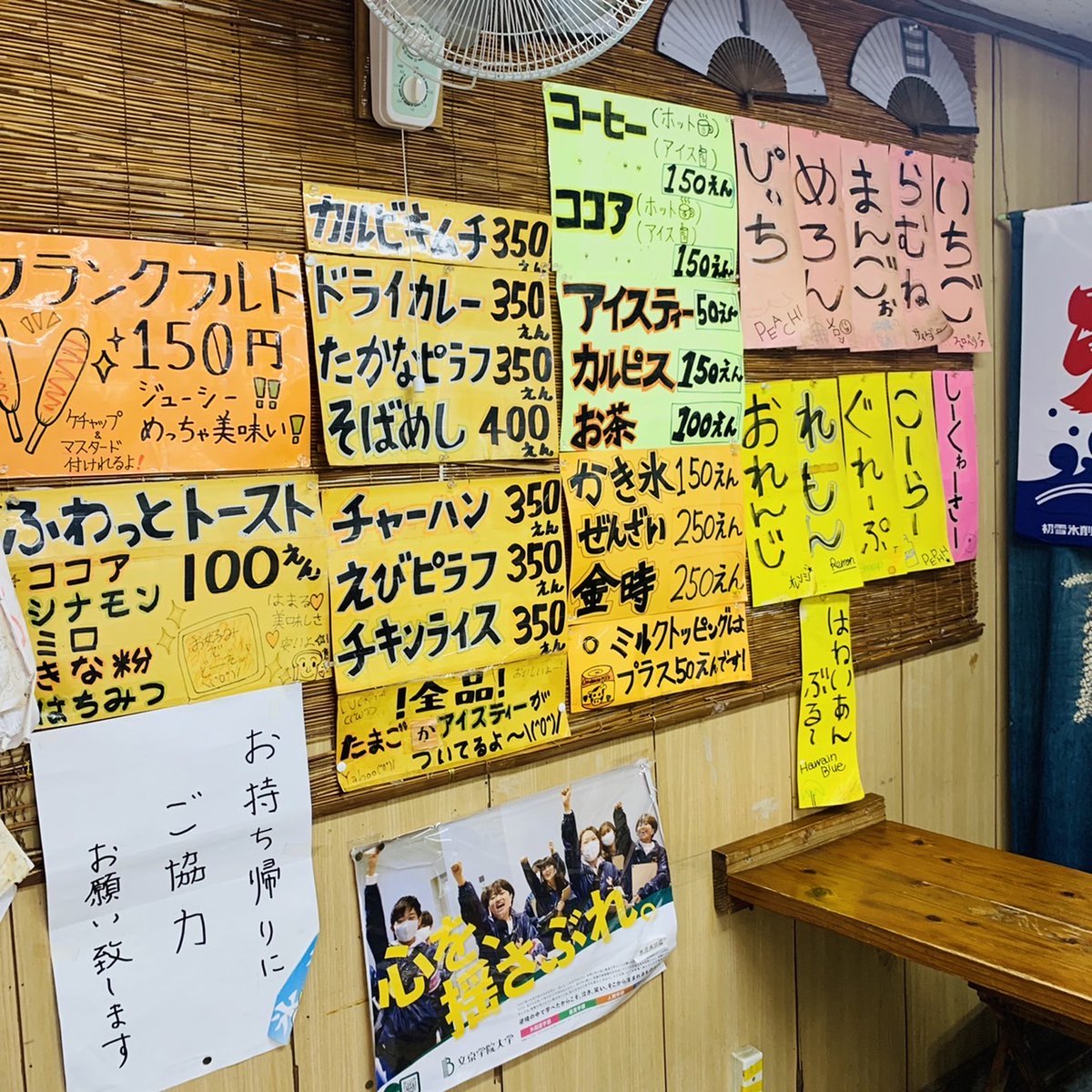 d241681's tweet photo. パーラー1丁目【那覇市】

パイが人気で美味しいパーラー1丁目
パイ1個60円、ちんすこ1袋100円という驚愕の安さ

手土産や差し入れとしても人気
店頭には様々なバリエーションのパイが並んでおります！

外はサクサクで中はオリジナルの味付けでとても美味しい〜！
是非行ってみてねー！ https://t.co/Y1mdOXc6oq
