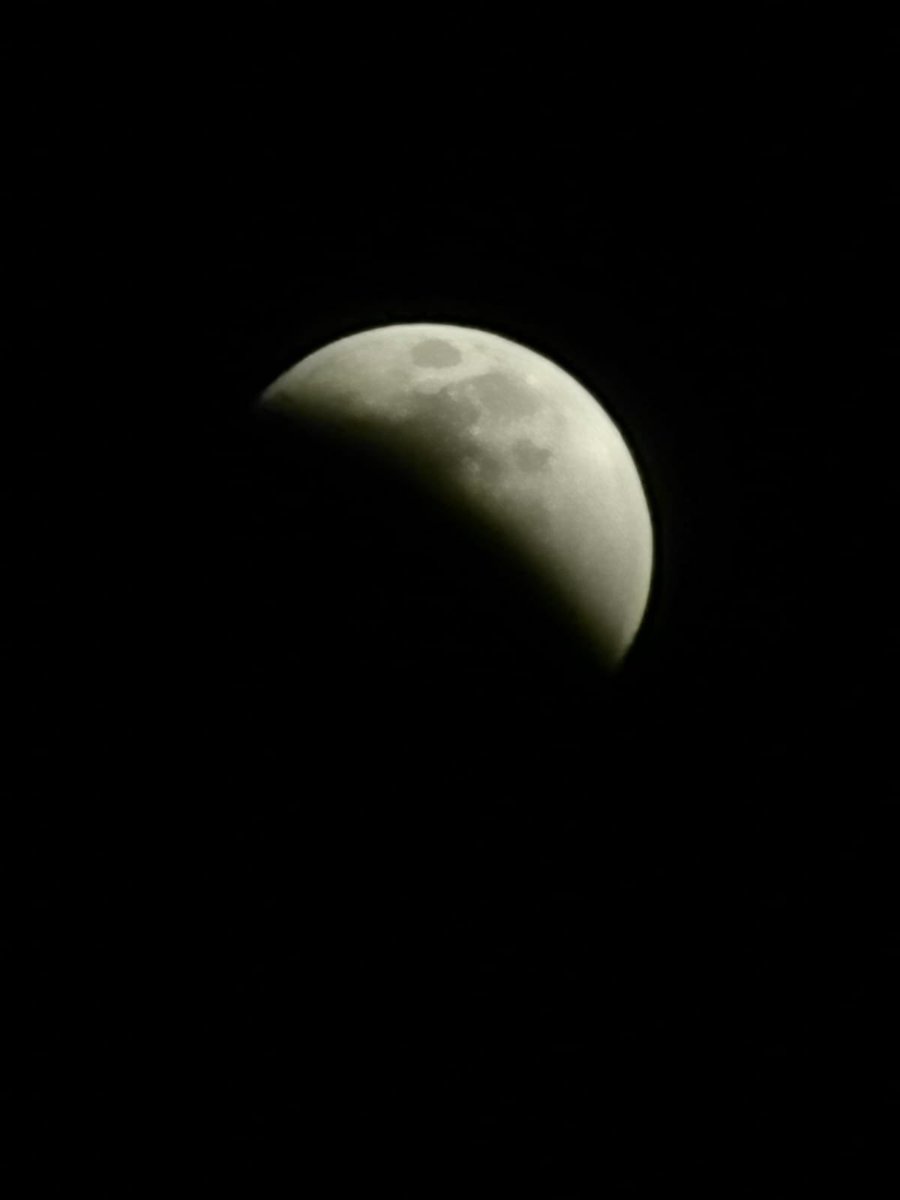 GersomLopezG's tweet photo. #EclipseLunar Desde Coacalco mirando el eclipse! ❤️😍 https://t.co/7O4ol95tKB