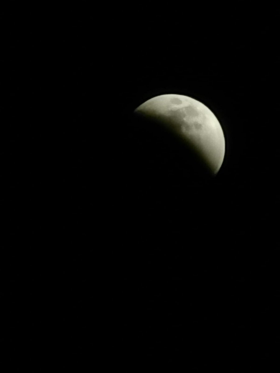 GersomLopezG's tweet photo. #EclipseLunar Desde Coacalco mirando el eclipse! ❤️😍 https://t.co/7O4ol95tKB