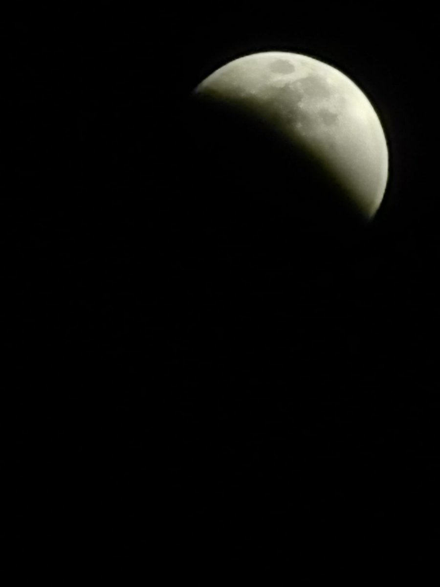 GersomLopezG's tweet photo. #EclipseLunar Desde Coacalco mirando el eclipse! ❤️😍 https://t.co/7O4ol95tKB