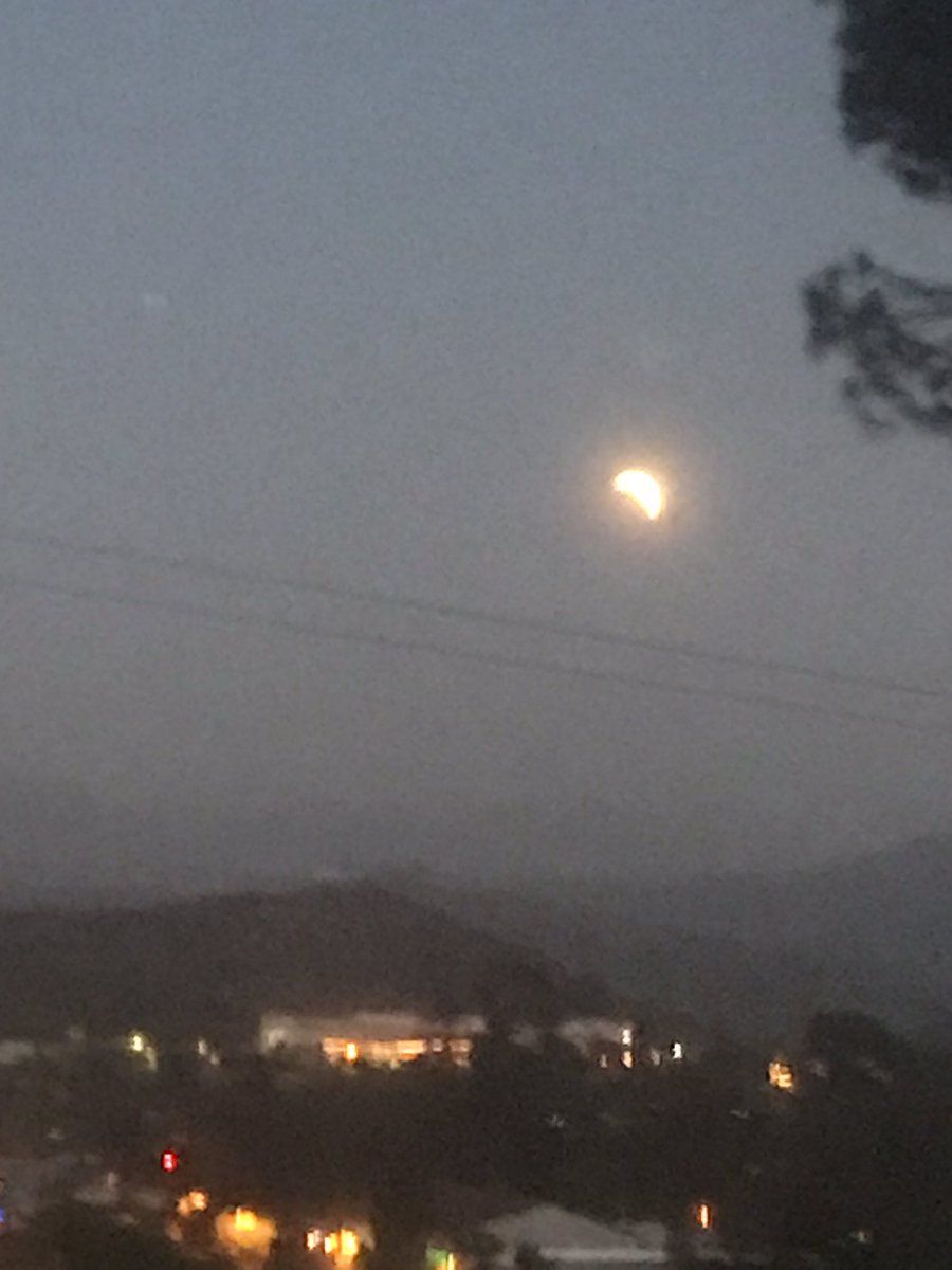 Kristof27043274's tweet photo. #mooneclipse #NASAScienceLive https://t.co/cfUXYNR4OZ