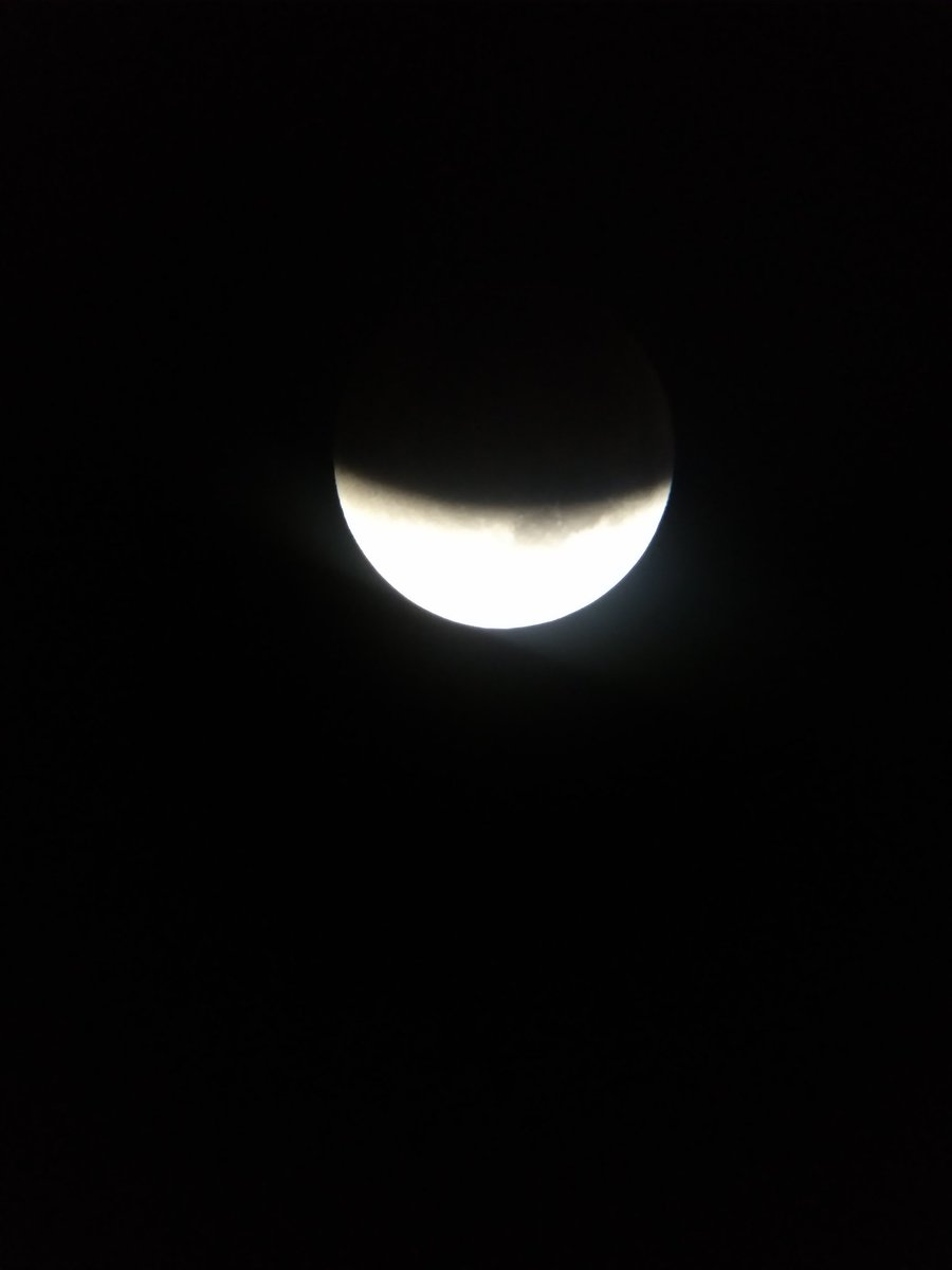 Fede7e's tweet photo. #EclipseLunar, ahora. Inriville, Arg. https://t.co/eDyiYnwVKh