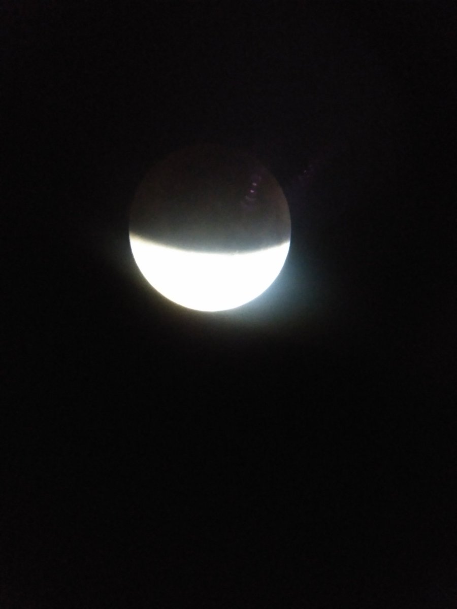 Fede7e's tweet photo. #EclipseLunar, ahora. Inriville, Arg. https://t.co/eDyiYnwVKh