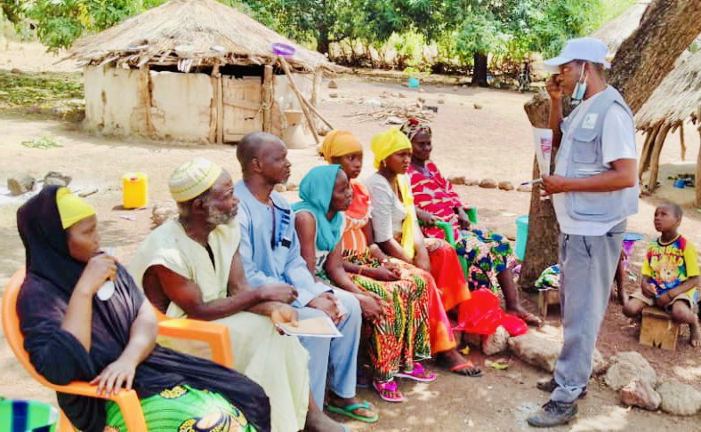 Boubacazed's tweet photo. PROJET WASH-NTD #Dinguiraye

Dans l’objectif d’elimination du Trachome dans le district sanitaire de Dinguiraye, les AC continuent les activités de sensibilisation des ménages pour l’adoption des bonnes pratiques d’hygiènes.
Un partenariat entre  l’ONG-#Tinkisso et #Sightsave https://t.co/B8uM1YpVGU