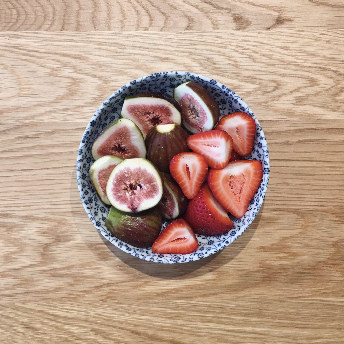 mapleberries's tweet photo. figs and strawberries https://t.co/qTlvZNRu0U