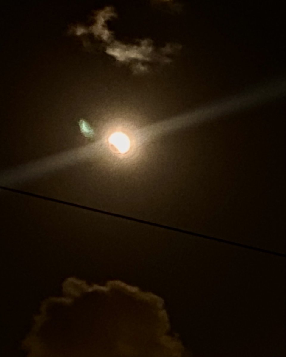 Laurin_Elise's tweet photo. I feeling like a fan during the game winning play shouting at a cloud to “MOVE!” #lunareclipse2022 https://t.co/0oL7pH9rua
